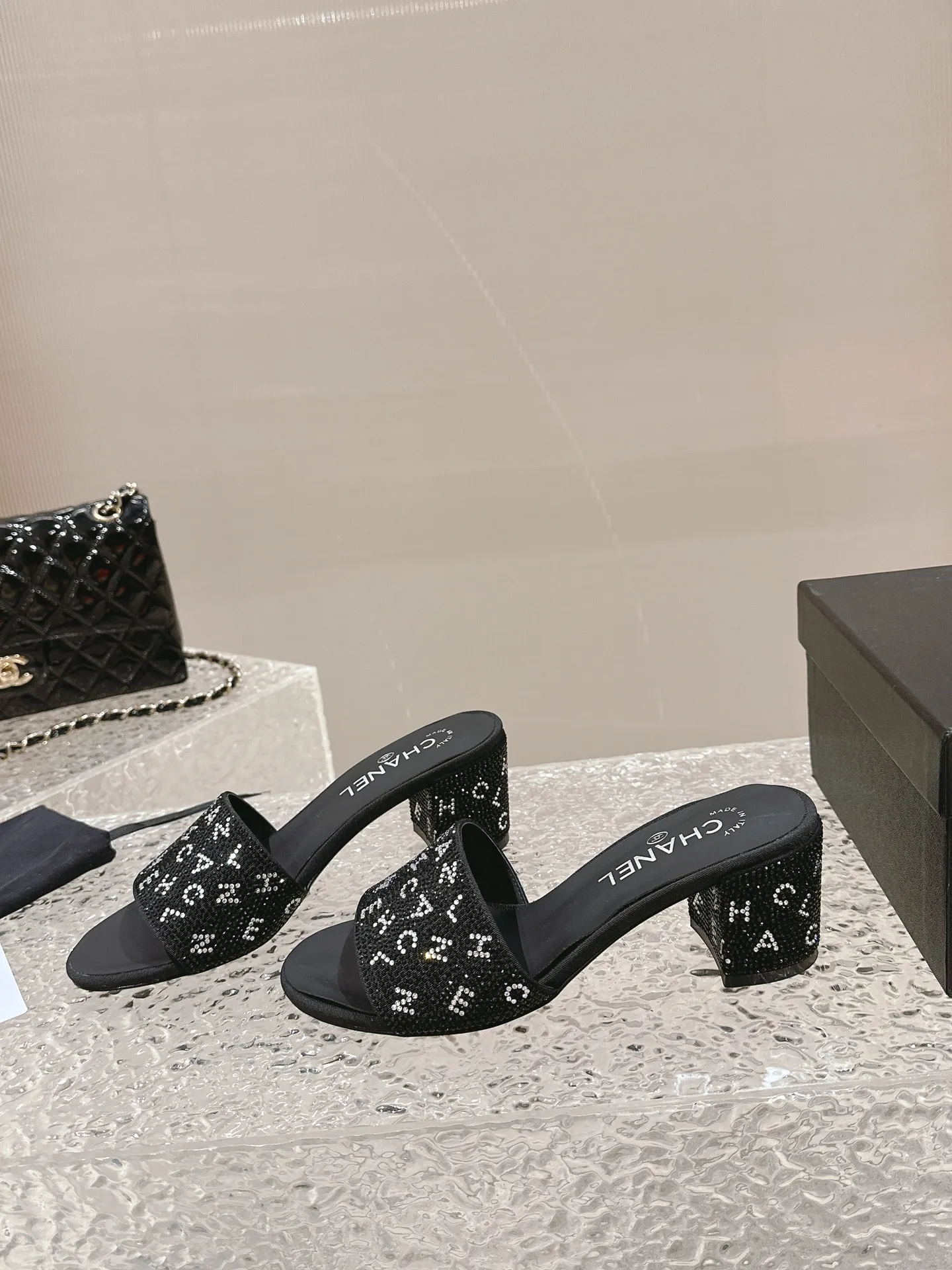 👟👟Ex-factory price 460👟👟 Women's shoes, women's clothing, Xiaoxiang, black rhinestones with large letters, Chanel rhinestone slippers, really such blingbling slippers full of diamonds, both classic and artistic, and can be styled according to your daily style. The characteristic is that the hot diamonds are particularly shiny. They are made with heavy craftsmanship and are not easy to fall off. They have a sexy and versatile temperament for ladies. Color: black, white. Heel height 5 cm. 35-41